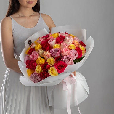 Букет из 51 микс Голландских роз 50 см с оформлением - фото 3