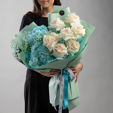 Букет из гортензий и пионовидных роз "Морская волна" фото