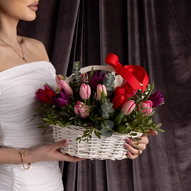 Корзинка из 25 микс тюльпанов с зеленью - фото 5