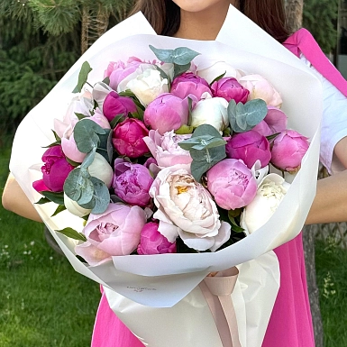 Букет из 25 микс пионов от Скакодуб А.А. с зеленью - фото 5