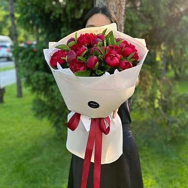 Букет из 15 местных красных пионов - фото 2
