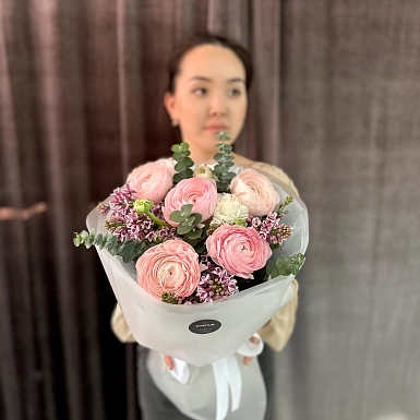 Букет из ранункулюсов и сирени "Нежный шик" - фото 3