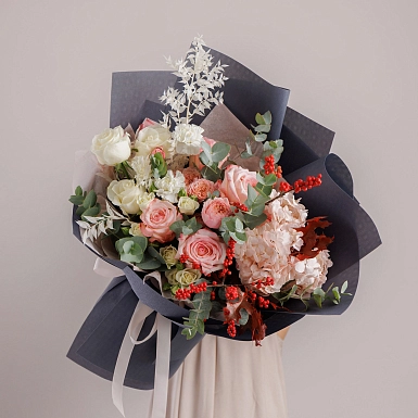 Букет из роз и гортензии "Жанна" фото