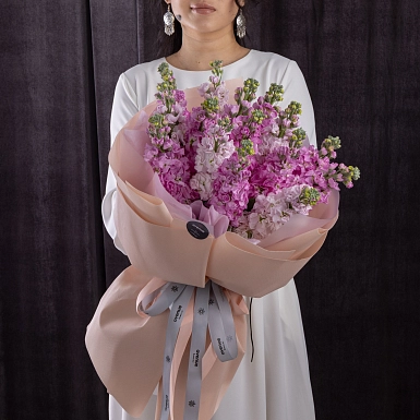 Букет из 15 маттиол в оформлении - фото 3