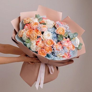 Букет из гортензии и роз "Макпал" фото