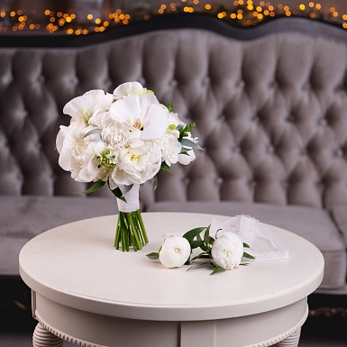 Букет невесты из пионов и фаленопсиса "Киара" - фото 5