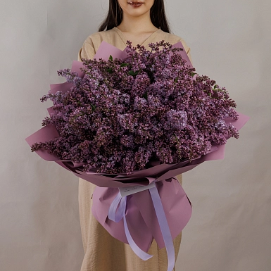 Букет из 51 ветки сирени в оформлении - фото 1