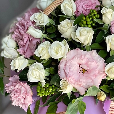 Корзина из эустом "Теплый ветерок" - фото 5