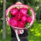 Букет из 7 местных малиновых пионов с зеленью - фото 6