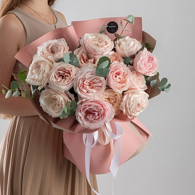 Букет из 15 пионовидных роз "Tsumugi" с оформлением - фото 1