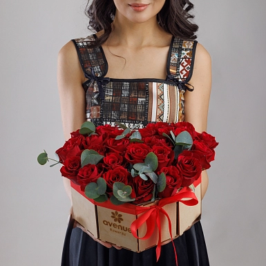 Композиция из красных роз с зеленью в коробке сердце M - фото 1