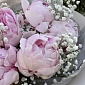 Букет из 15 розовых пионов и гипсофилы - фото 4