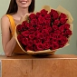 Букет из 51 красной розы 80 см в оформлении - фото 3