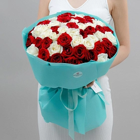 Букет из 51 красно-белой розы 50 см "Тянь-Шань"