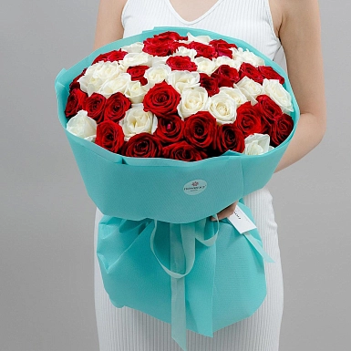Букет из 51 красно-белой розы 50 см "Тянь-Шань" - фото 1