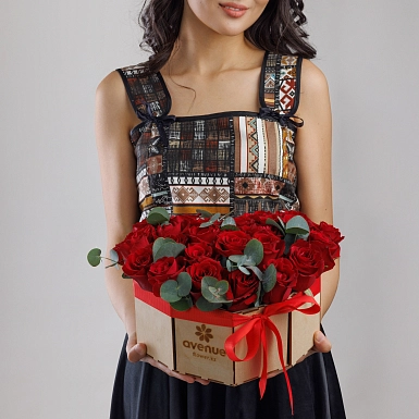 Композиция из красных роз с зеленью в коробке сердце M - фото 3