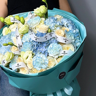 Букет из гвоздик и гортензий "Azure" фото