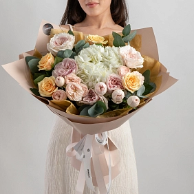 Букет из гортензии и роз “Моя Вселенная” фото