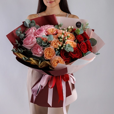 Букет с пионовидными розами "Цветочный градиент" в оформлении S - фото 4