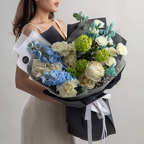 Букет с дельфиниумом "Garden"