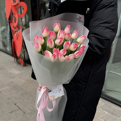 25 розовых тюльпанов в оформлении - фото 2