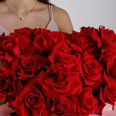 Композиция из 25 красных голландских роз в коробке "Freedom" - фото 6