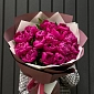 Букет из 19 местных малиновых пионов - фото 3