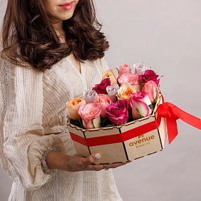 Композиция из 15 микс роз в коробке сердце