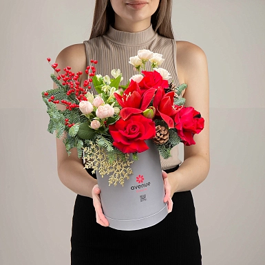 Зимняя композиция из амариллиса и илекса "Новогодний уют" - фото 1