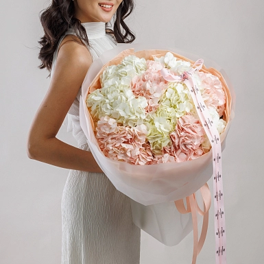 Букет из 9 белых и розовых гортензий фото