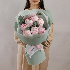 Букет из 9 розовых пионов с зеленью