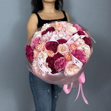 Букет из гортензий и пионовидных роз "Love is" - фото 3