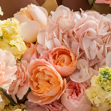 Букет из маттиол и пионовидных роз "Карамель" - фото 4