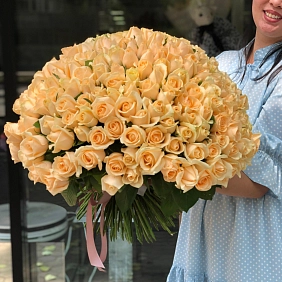 Букет из 201 кремовых роз 55 см "Тянь-Шань"