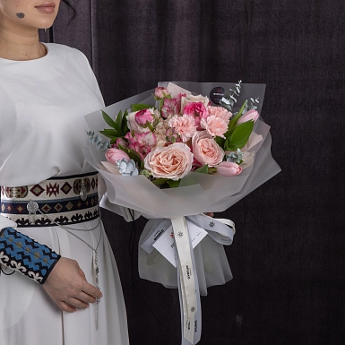 Букет из гортензии и ранункулюсов "Аромат нежности" фото