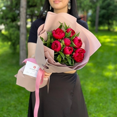 7 местных красных пионов в оформлении - фото 2