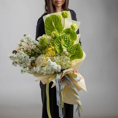 Букет с антуриумом "Пробуждение природы" в оформлении фото