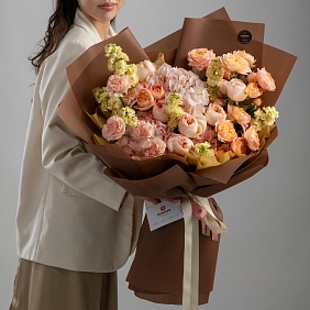 Букет из маттиол и пионовидных роз "Карамель"