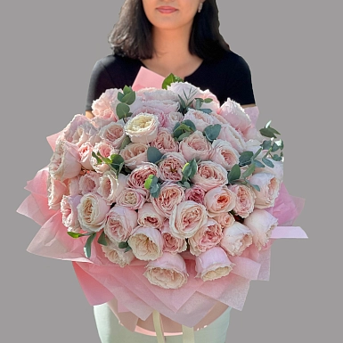 Букет из 51 пионовидной розы David Austin с зеленью - фото 1