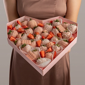 Клубника в шоколаде в коробке в форме сердца 26 шт.