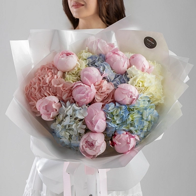 Букет с пионами и гортензией "Нежное создание" - фото 2