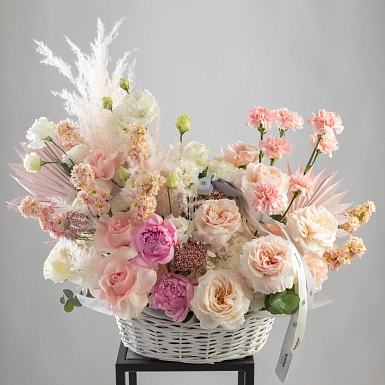 Корзина с пионовидными розами и пионами "Самая любимая" - фото 3