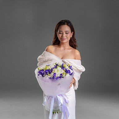 Букет с ирисами и эустомой "Iris mood" - фото 2