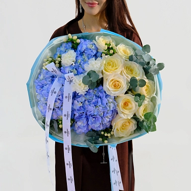 Букет из гортензий и пионовидных роз "Жансая" фото