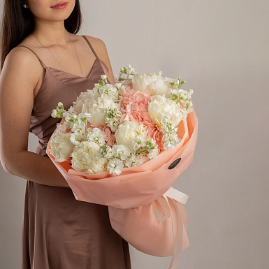 Букет с гортензиями и пионами "Зефирное облако" фото