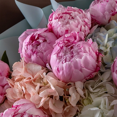 Букет из гортензий и пионов "Romance" - фото 6