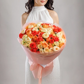 Букет из ярких кустовых пионовидных роз "Orange"