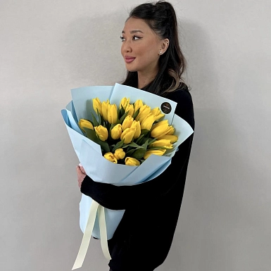 Букет из 25 желтых тюльпанов в оформлении - фото 3