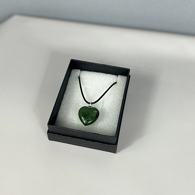 Кулон "Нефритовое сердце" на шнурке - фото 3