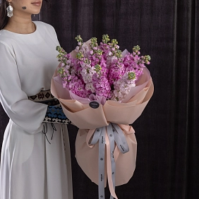 Букет из 15 маттиол в оформлении